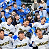 中央学院快進撃　青のスタンド４強後押し　逆転に歓喜「優勝して」　第９６回選抜高校野球大会