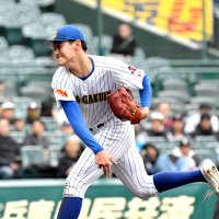 青森山田戦に先発し、８回途中１失点の中央学院の蔵並＝甲子園