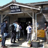 馬来田駅で切符を求めて列をつくる鉄道ファン＝３１日、木更津市