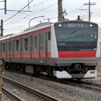 ＪＲ外房線内を走行する京葉線各駅停車の車両＝１８日午前８時ごろ、千葉市緑区
