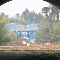 圏央道の芝山トンネルが貫通し、お目見えした出口＝２５日、芝山町
