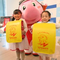 千葉ジェッツ印で交通安全　市川の新小１　ランドセルカバーに笑顔
