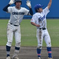 １０回表千葉商２死三塁、篠宮（左）の適時二塁打で６点目
