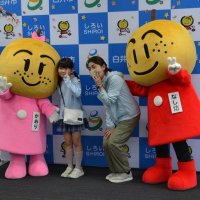 新たな着ぐるみで登場した白井市マスコットなし坊（右）と、かおり（左）
