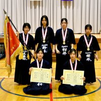 女子団体で優勝した成田西中のメンバー