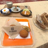 「市場食堂せん政水産」が開発した「あじカレーパン」（中央）。右は「とんかつ屋みやはん」が考案した「アジ飯のちまき」