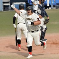 ３回表行徳無死、４番水竹が左越え本塁打を放ちガッツポーズで生還。次打席でも本塁打を放ち、２打席連続本塁打をかっ飛ばした＝２０日、市原市のゼットエーオリプリスタジアム