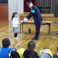 「いかのおすし」覚えてね　富津　新小１に防犯グッズ贈呈