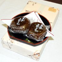 第８２期名人戦七番勝負第２局の初日に藤井聡太八冠が午前の勝負おやつに注文した「菜花の里」販売の黒平まんじゅう＝３月２７日、成田市役所
