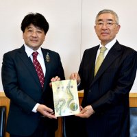 郷土の偉人忠敬　児童も知って　顕彰会、市に資料本５００冊寄贈　香取