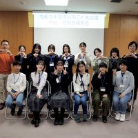 流山市こども会議の報告会終了後に、井崎市長（後列左端）や田中弘美教育長（同右端）と記念撮影する委員ら＝３月１６日、同市