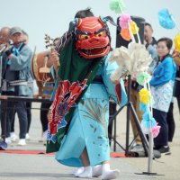 海岸で披露された地元の伝統芸能団体「西野獅子連」による獅子舞＝２９日、九十九里町