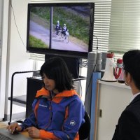 職員室のモニターで通学路の生徒の様子を見守る教職員ら