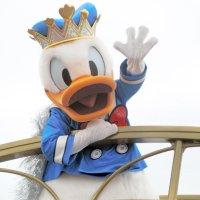 沿道の観客に手を振るドナルドダック＝浦安市の東京ディズニーランド
