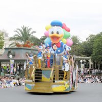ディズニーランドがドナルド一色！　目玉パレードでは主役に有頂天　「ドナルドのクワッキー・ダックシティ」９日開幕　【写真特集】