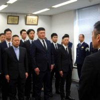 発足式で、川口交通部長の訓示を聞く特命広域捜査班員＝１日、千葉県警本部
