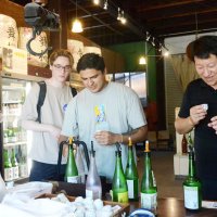 地元高校生が企画したツアーで試飲を楽しむ城西国際大の留学生＝昨年７月