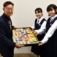中１女子に防犯ブザー　香取・小見川水上スキークラブ寄贈