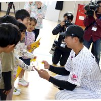 新１年生登下校安全に　千葉ロッテルーキー上田選手　ランドセルカバー贈る　千葉市・上の台小