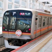 バラ最盛期ヘッドマークに　東葉高速鉄道　ローズトレイン運行