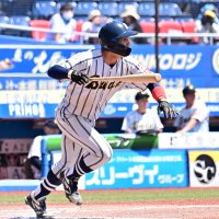 千経大－武道大　２回表武道大２死満塁、樋原が右中間に走者一掃の三塁打を放つ＝４日、ＺＯＺＯマリン
