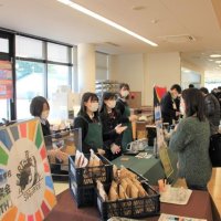 麗澤中学の入試時に受験生の保護者にフェアトレードコーヒーやドリップバッグを販売する部員たち＝柏市、２０２３年１月（麗澤中学・高校提供）
