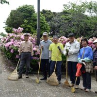 広場で手を動かしていた友愛会のメンバー。この日は雨にぬれた落ち葉や花びらの清掃などを実施＝４月、銚子市