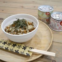 「ピーナッツとマッシュルームの混ぜご飯の素」を使った混ぜご飯と、３種類のオリジナル缶詰
