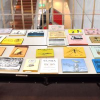 会場出口付近に設置してある絵本コーナー。自由に閲覧できる＝ともに佐倉市の市立美術館