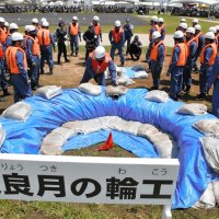 堤防の越水や漏水を防ぐための水防工法の一つ「改良月の輪工」も披露された
