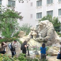 ファンタジーシャトー棟の中庭に登場したディズニー映画「美女と野獣」のロックアート。多くの注目が集まる