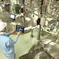 「キッコーマンフードテック本社工場食品棟」内の調合タンク。タンクへの投入は人が行う（キッコーマン提供）