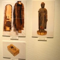 修復前の「阿弥陀如来立像」（右の写真）と、中に入っていた木箱の様子（左の写真２枚）