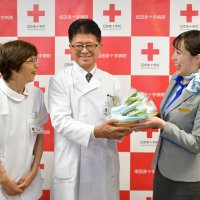 ＡＮＡ客室乗務員　成田赤十字病院訪問　スズラン花束としおり贈る　花言葉は「再び幸せ訪れる」　小児病棟の患者に笑顔