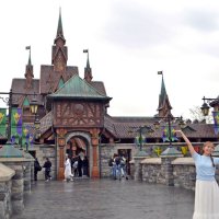 新テーマポート内に登場した「アナと雪の女王」の城＝７日、浦安市の東京ディズニーシー
