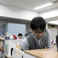 デジタル推進課の町田さんは子どもを学校近くまで送った後、午前９時半に出勤した＝３日