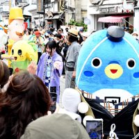 うなりくんやアイドルの寺嶋さんが成田山新勝寺の参道を練り歩いたご当地キャラ成田詣のパレード＝成田市