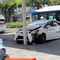 バス乗り場の柱に突っ込んだタクシー＝５日午後１時３０分ごろ、千葉市中央区のＪＲ千葉駅前ロータリー