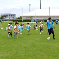 サッカーで日差し対策学んで　小学生に日焼け止め講座　元日本代表選手も登場　千葉市美浜区・夢フィールド