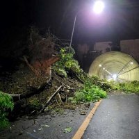 土砂崩れで国道１２８号通行止め　鴨川、１８日の大雨影響　市原の県道大多喜君津線も