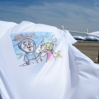 砂浜でＴシャツ４００枚展示　子どもがデザイン　九十九里