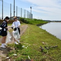 レガッタ前にクリーン作戦　香取・黒部川　２００人が河川敷清掃