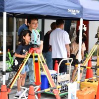 測量機器で距離当てゲームに挑戦する子ども
