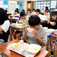 「甘くてとろける」　６月は「タマネギ月間」　児童収穫、白子町の給食に