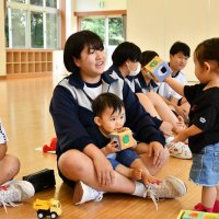 おもちゃで一緒に遊んで交流を深めた
