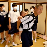 赤ちゃんから「命」学ぶ　東庄中　触れ合い体験授業