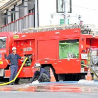 地面からあふれた水＝１７日午後４時４０分ごろ、千葉市中央区新千葉の新千葉駅入口交差点