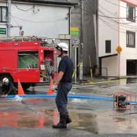【速報】新千葉で道路から水噴き出す　水道管から漏水、老朽か　昼に通報、夕方も止まらず【動画あり】