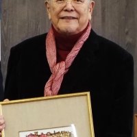 コレクションを寄贈した際、自作の小品を手にする中尾彬さん＝昨年１１月