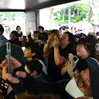 風太の食事の様子を画面越しに眺める来園者たち＝５日、千葉市若葉区の千葉市動物公園